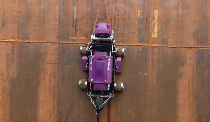 Scorpion-2-on-tank-wall-with-weld